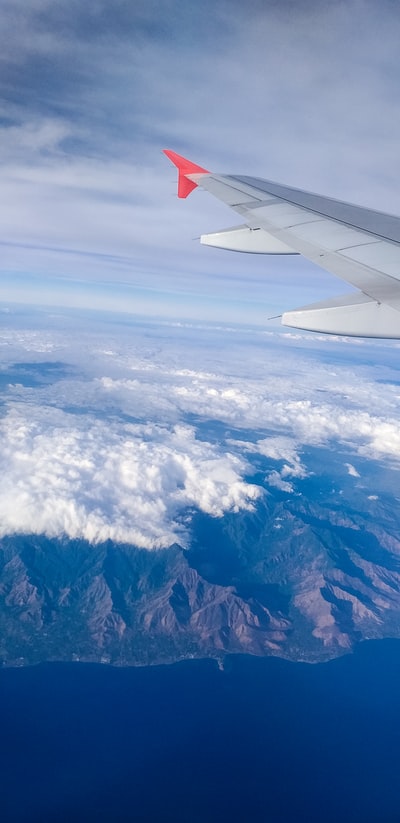 飞越高山和云层